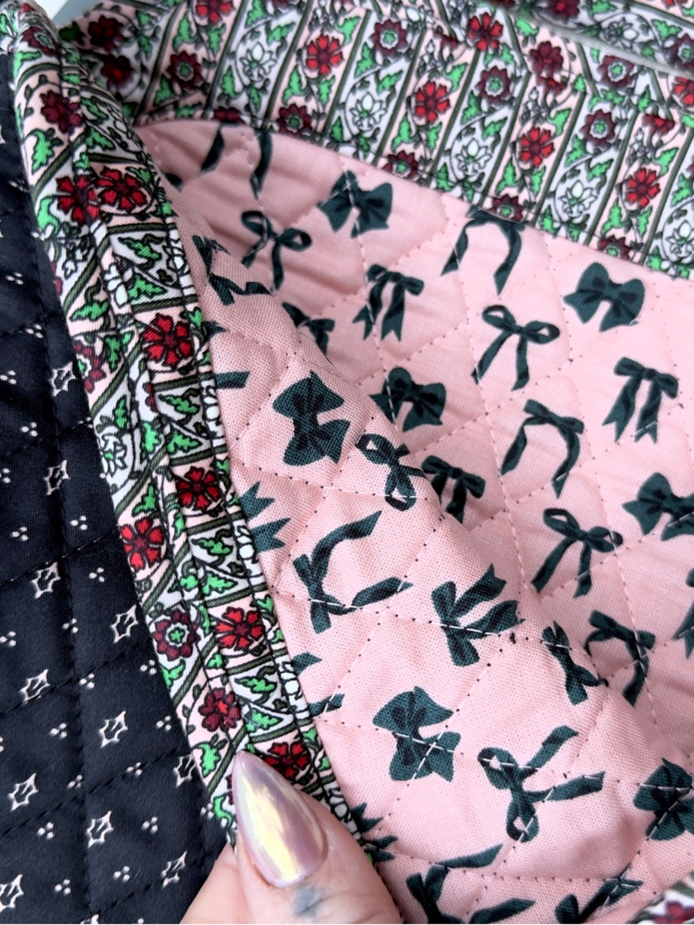 Vera Bradley Premium Cotton Astoria Bag in Holly Days - Picture 6 of 12